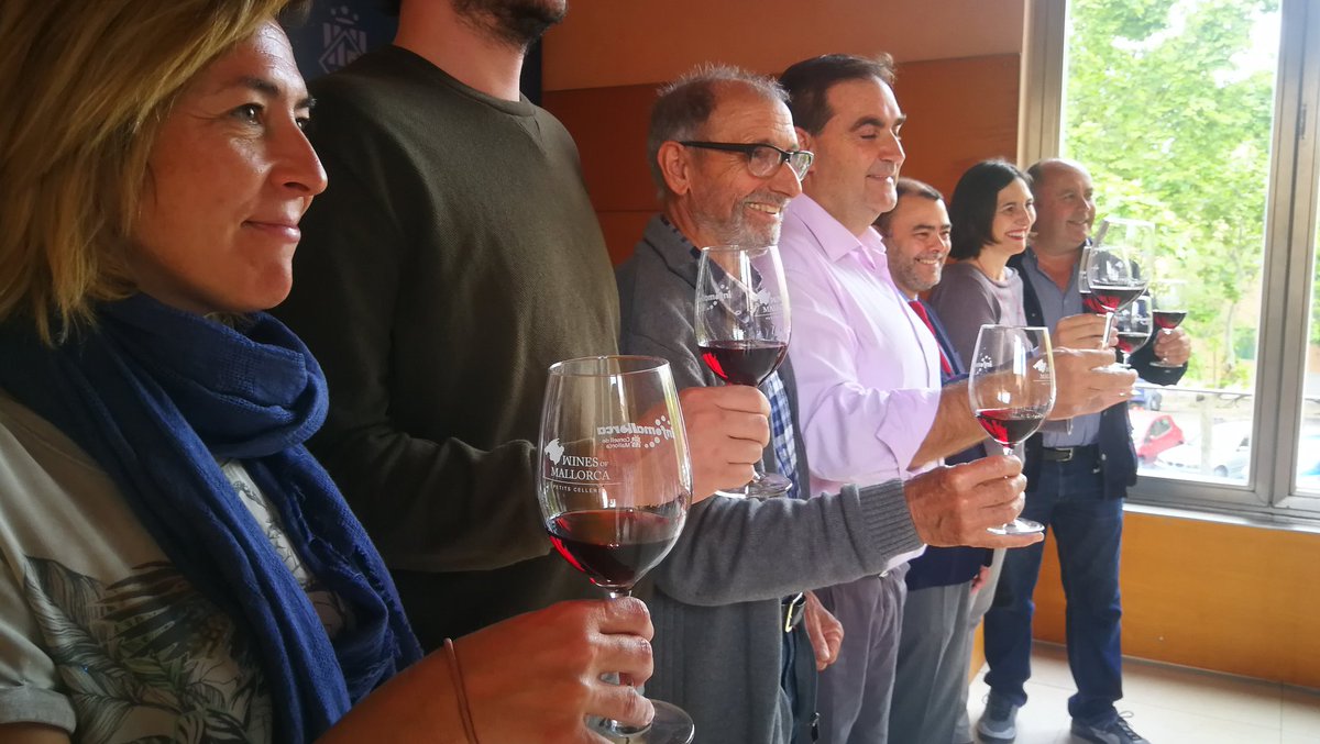 petitscellers's tweet photo. Acabam de presentar la #nitdelvi Aquest divendres vos esperam a tots al Pati de la Misericòrdia de Palma per tastar quasi 300 vins. La vostra entrada servirà per ajudar a la tasca que du a terme la FUNDACION VICENTE FERRER i a més vos podreu endur la vostra copa de record. https://t.co/F7bRXrvz66