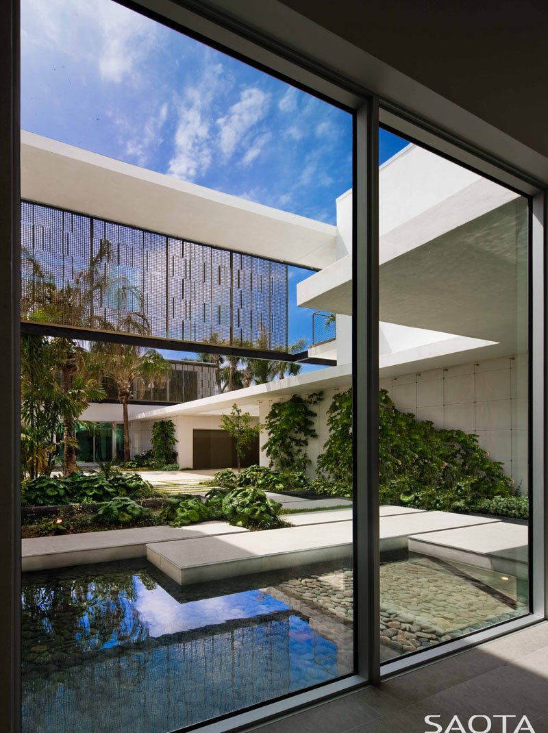 ArquiConstrucc's tweet photo. Una mansión en Miami con un tobogán hacia la piscina desde la segunda planta https://t.co/wTgzLWT6ux https://t.co/lyMPvFCazI