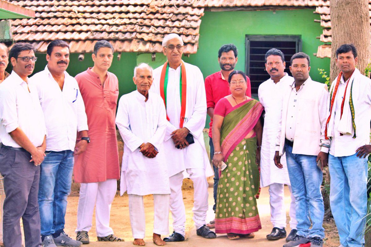 TS_SinghDeo's tweet image. Happy to see such a phenomenal response to the #JanGhoshnaPatra campaign in Jagdalpur, with meaningful interactions with the residents of Dheemra Pal Balika Aashram and vendors in Sabzi Mandi.
#आपका_विकास_आपके_हाथ