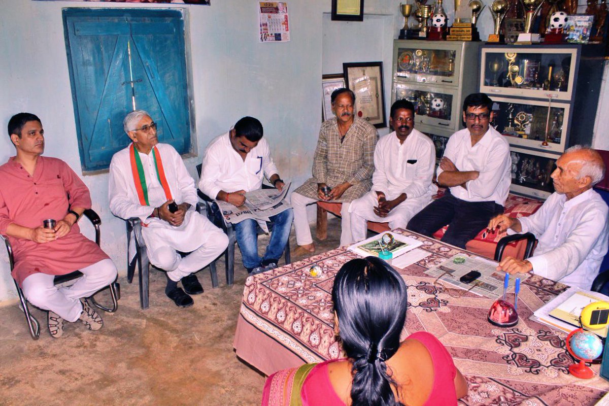 TS_SinghDeo's tweet image. Happy to see such a phenomenal response to the #JanGhoshnaPatra campaign in Jagdalpur, with meaningful interactions with the residents of Dheemra Pal Balika Aashram and vendors in Sabzi Mandi.
#आपका_विकास_आपके_हाथ