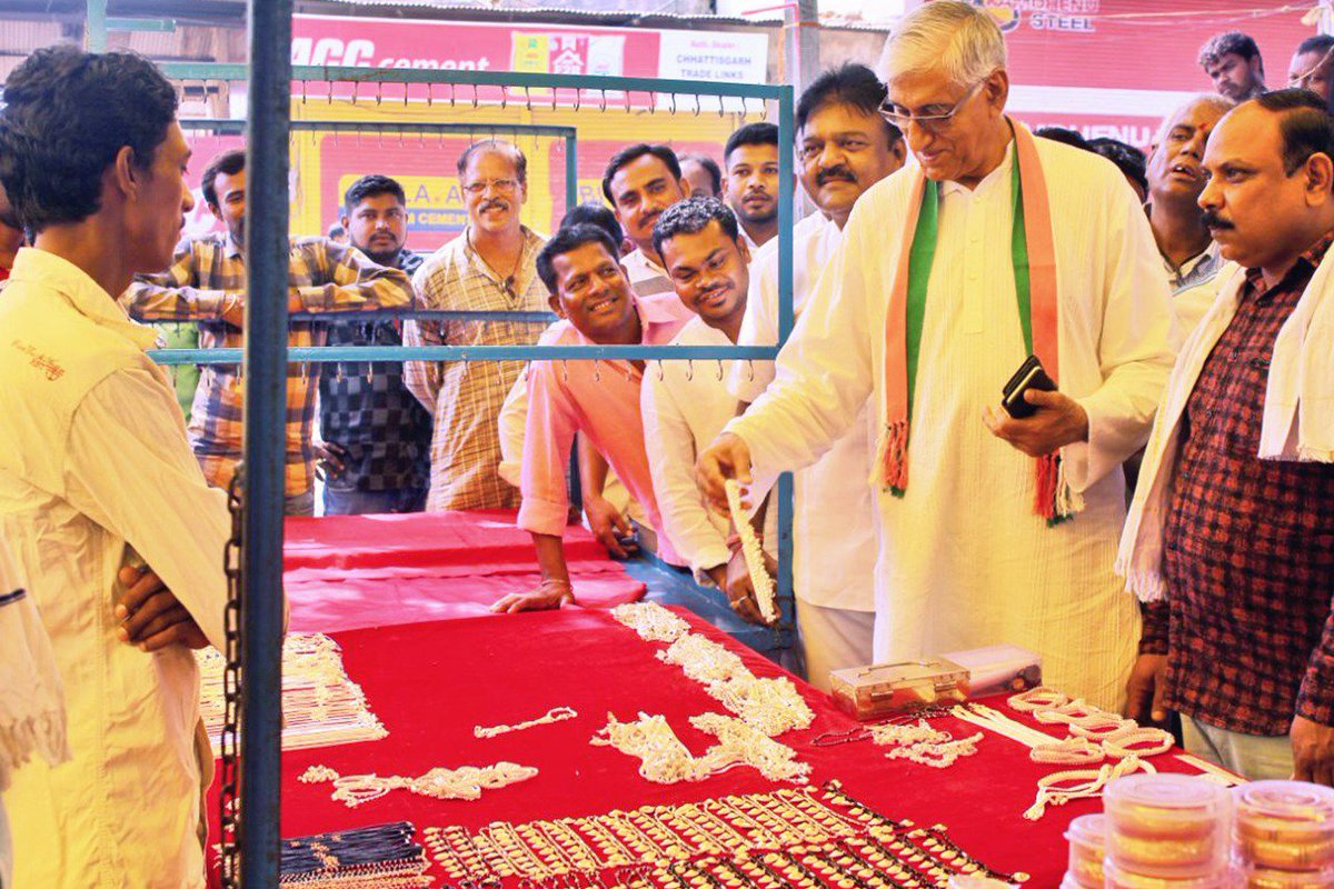 TS_SinghDeo's tweet image. Happy to see such a phenomenal response to the #JanGhoshnaPatra campaign in Jagdalpur, with meaningful interactions with the residents of Dheemra Pal Balika Aashram and vendors in Sabzi Mandi.
#आपका_विकास_आपके_हाथ