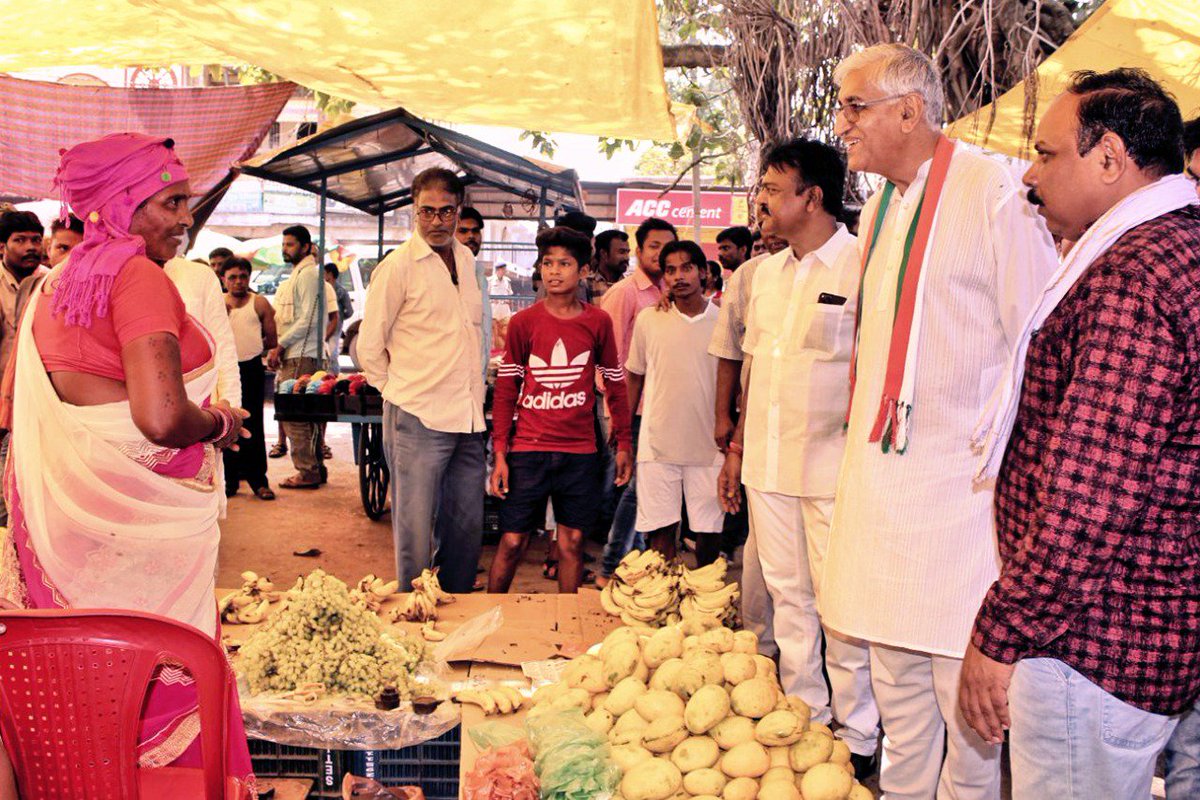 TS_SinghDeo's tweet image. Happy to see such a phenomenal response to the #JanGhoshnaPatra campaign in Jagdalpur, with meaningful interactions with the residents of Dheemra Pal Balika Aashram and vendors in Sabzi Mandi.
#आपका_विकास_आपके_हाथ