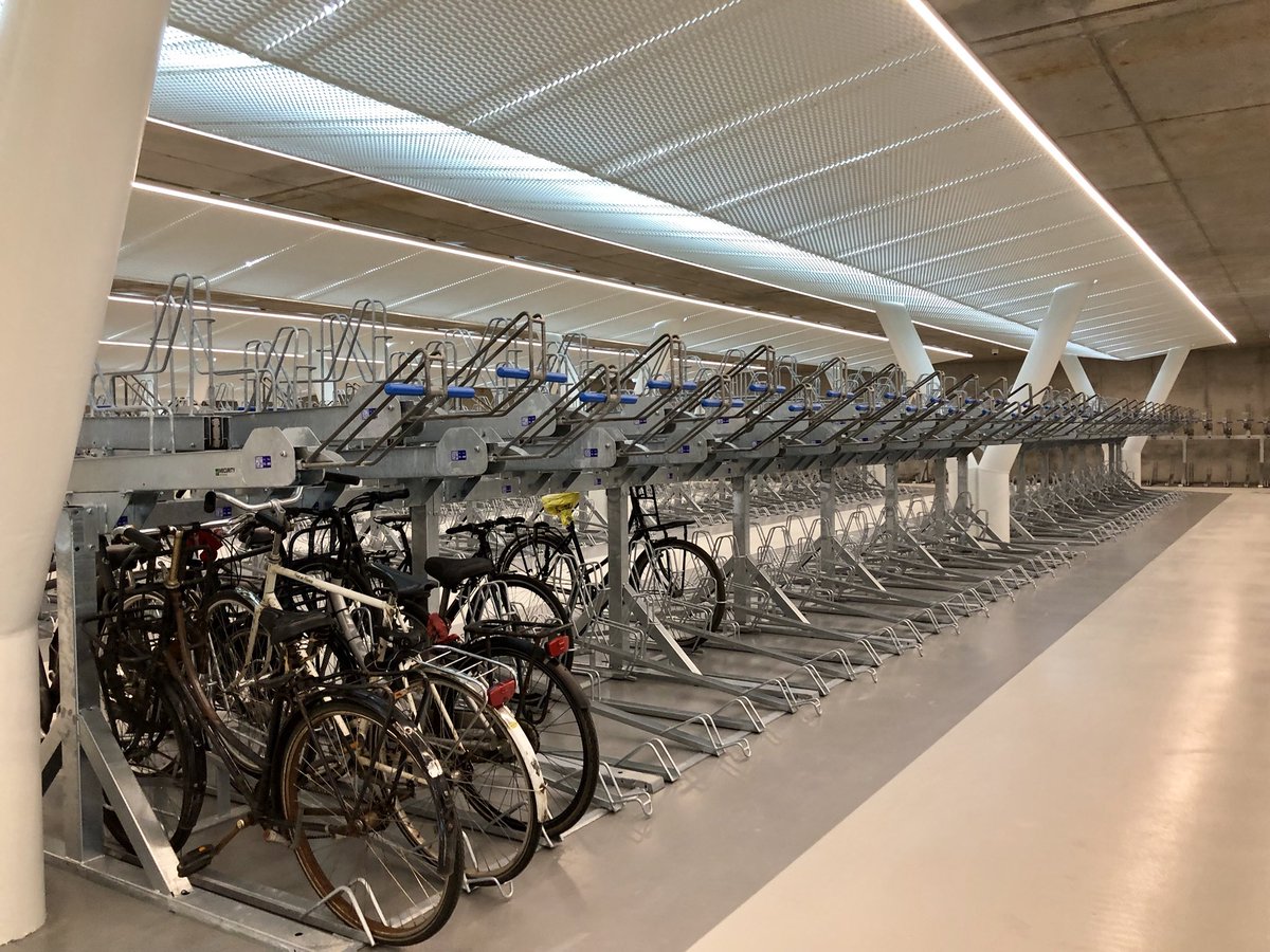 Lekker veel ruimte, maar het is wel een eind lopen naar het perron. #zuidas
