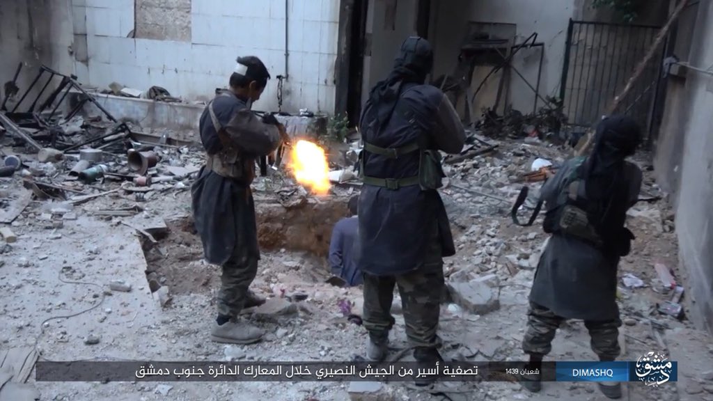 ARnews1936's tweet photo. #SYRIA
WARNING! #GRAPH PICS.
#IslamicState Executing A #SAA Captive Soldier In #YarmoukCamp In Southern #Damascus. #TerrorMonitor https://t.co/E6BBtBA6JA via @Terror_Monitor