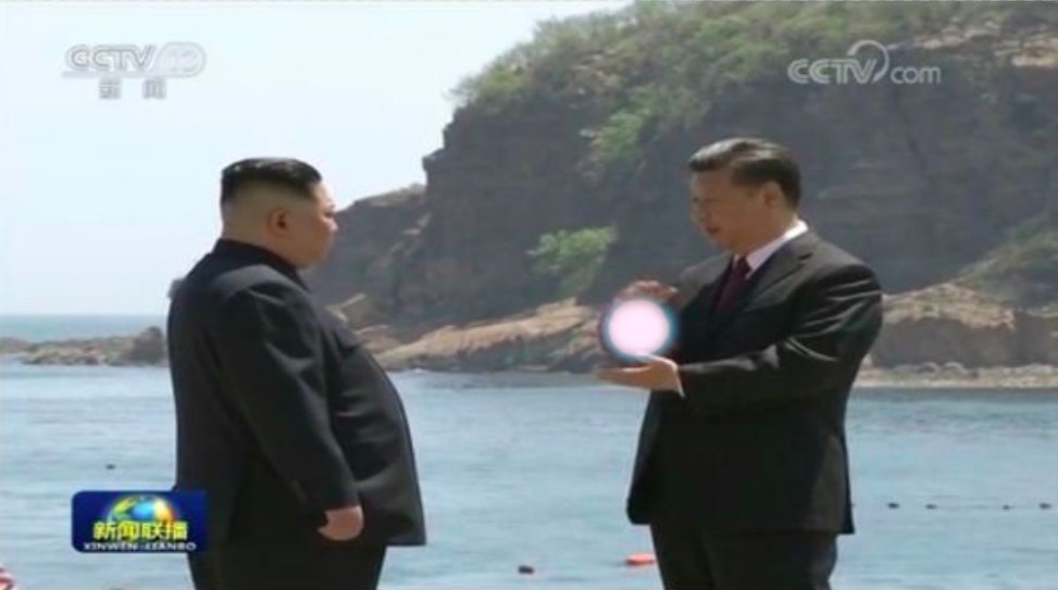 共青团流亡中央na Twitteri 习近平 少年 我看你骨骼精奇 有道灵光从天灵盖喷出来 是百年一见的练武奇才 警恶惩奸 维护世界和平这个任务就交给你了 好嘛 金正恩 唔 习近平 这招 兲派气功 是无价之宝 我看与你有缘 收你一屉包子钱 传授给你吧 T