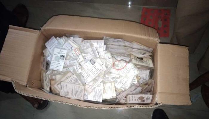 EncapsulatdSoul's tweet photo. The EC  filed a FIR over the recovery of thousands of voter ID cards at an apartment in Bengaluru just days ahead of polling in Karnataka Assembly elections.
The FIR filed by EC refers to the recovery of counterfoils and 9,746 voters ID cards.

#CongRigsElection https://t.co/3NZhNtZR5X