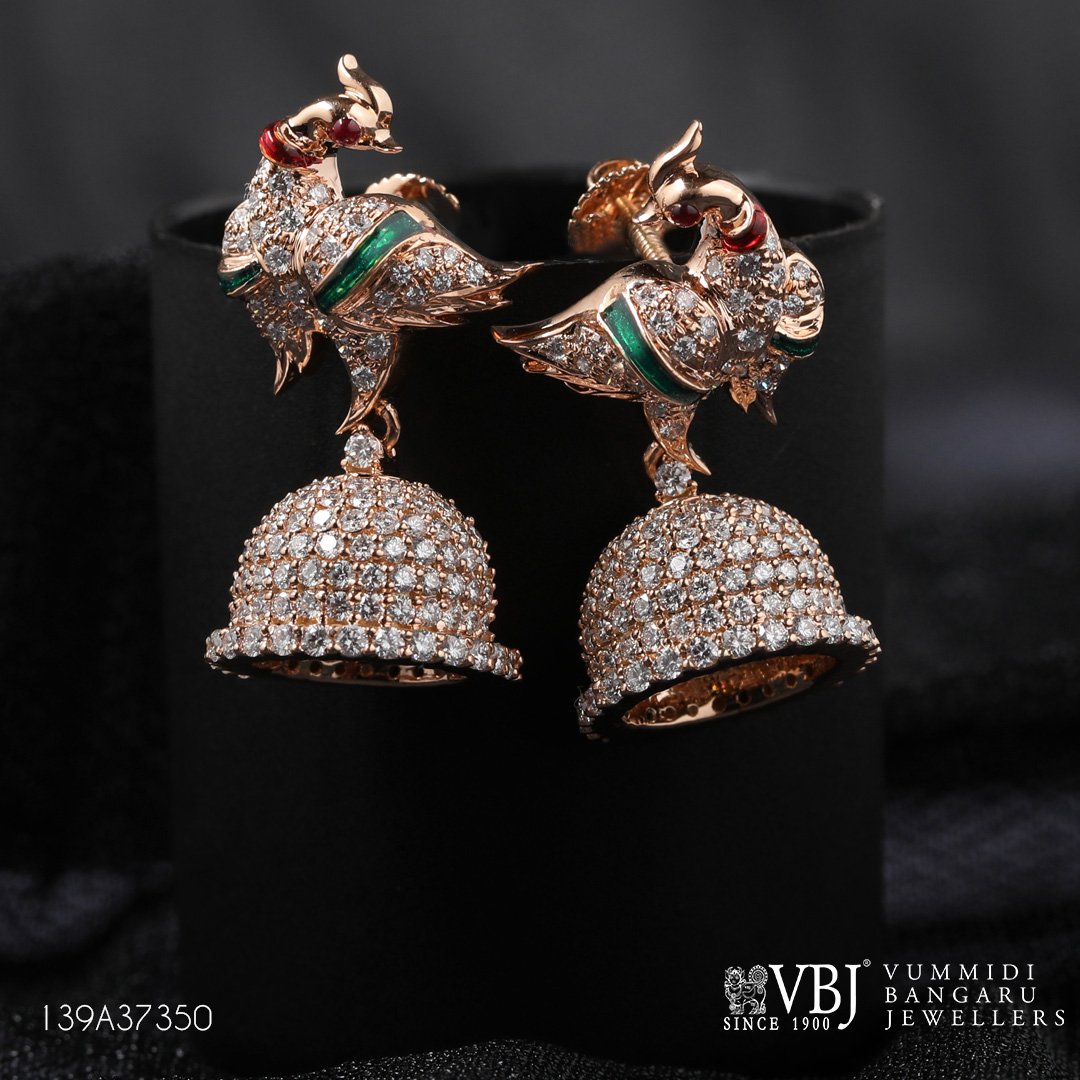 Be the center attraction on the upcoming social parties with this #peacock motif #diamond #jhumka #earrings. Pair it with your traditional outfits.

#diamond #diamonds #jhumkas #diamondjhumkas #diamondearrings #vbj #vbjmoments #vbj1900 #vummidibangarujewellers
