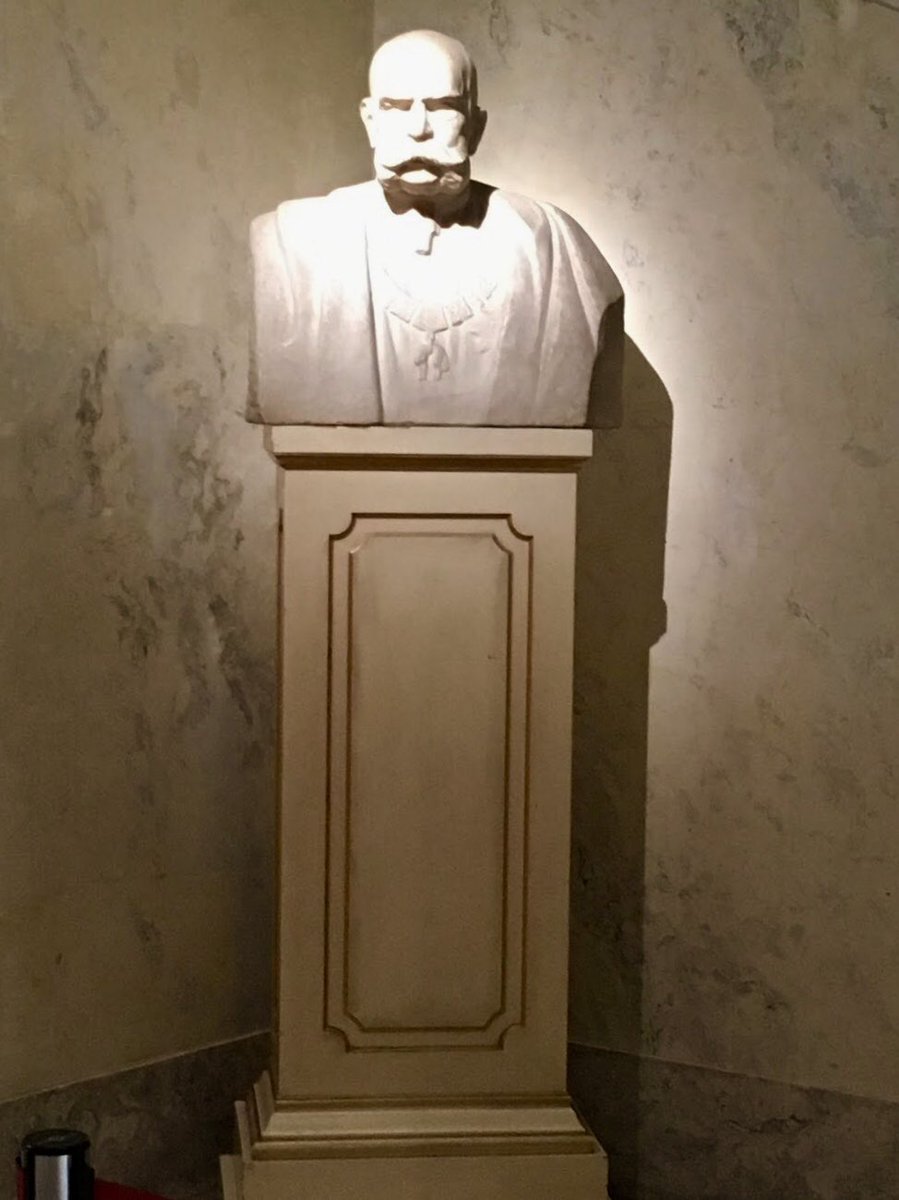 lnvanzoonen's tweet photo. In de #Hofburg in Wenen leidt een monumentale trap naar het #Sisi museum. Onder deze trap is er een buste van Keizer #FransJozef enigszins verdekt opgesteld. Een tekenende plek voor de man die in zijn leven weinig van zijn vrouw kon verwachten en ook postuum in haar schaduw staat https://t.co/u9ePB1MQzs