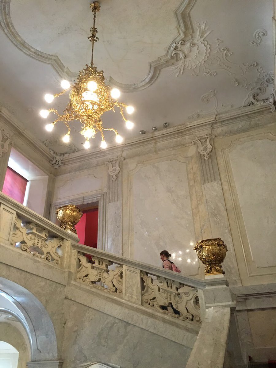 lnvanzoonen's tweet photo. In de #Hofburg in Wenen leidt een monumentale trap naar het #Sisi museum. Onder deze trap is er een buste van Keizer #FransJozef enigszins verdekt opgesteld. Een tekenende plek voor de man die in zijn leven weinig van zijn vrouw kon verwachten en ook postuum in haar schaduw staat https://t.co/u9ePB1MQzs
