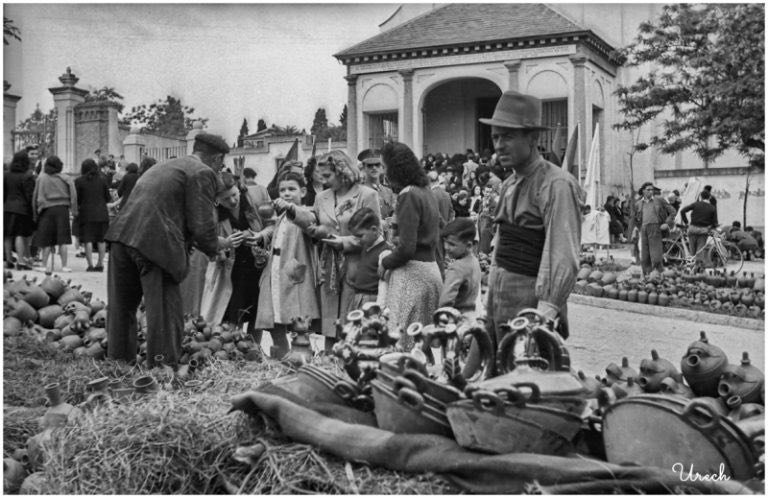 Unsereno's tweet image. Una de las estampas más frecuentes a las afueras de la Ermita de San Isidro serían los puestos de venta de botijos realizados en los alfares de Alcorcón. Estos recipientes se rellenarían de agua de la fuente milagrosa y así los madrileños podían llevar agua a sus seres queridos