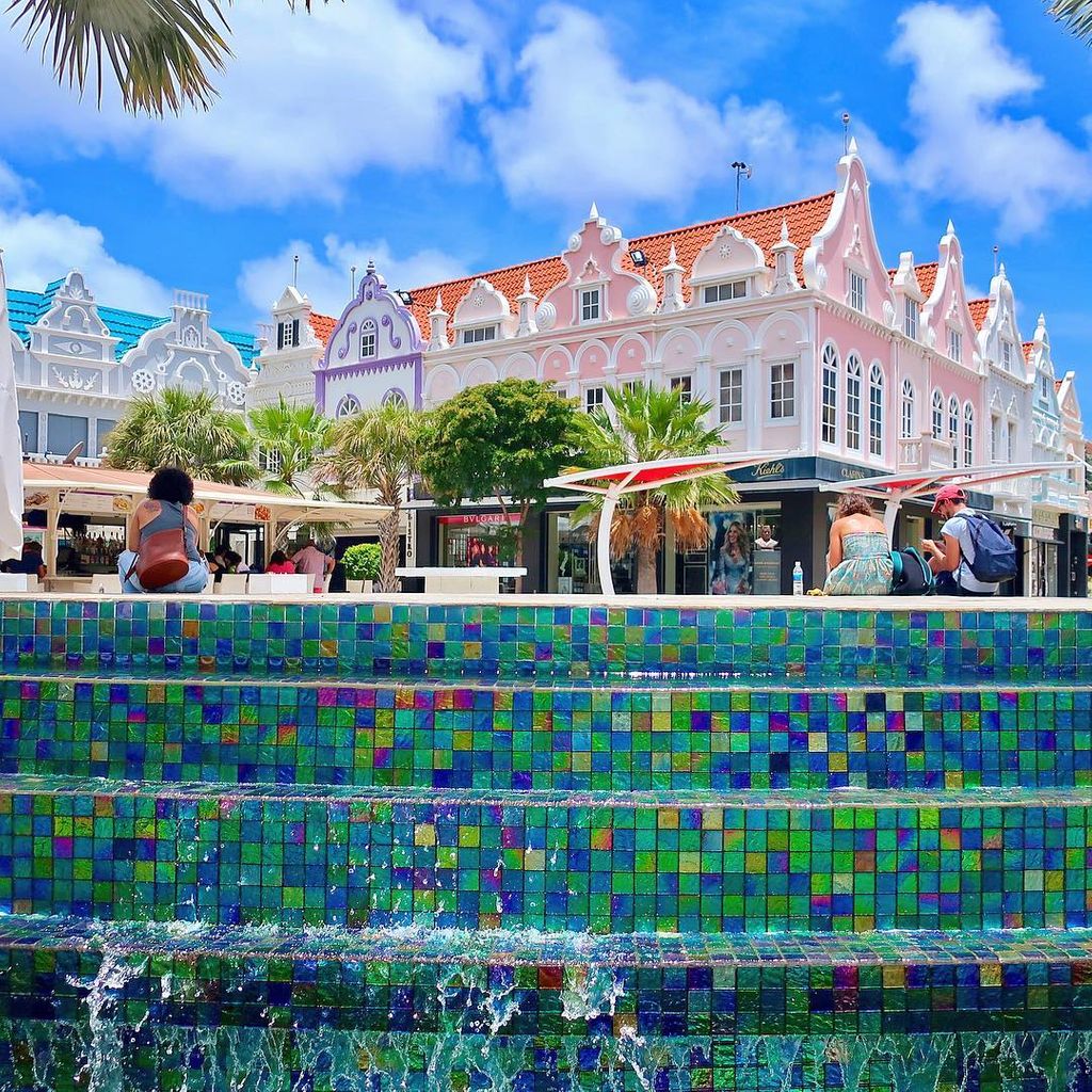 Oranjestad, een van de kleurrijkste steden in het Caribisch gebied! #onehappyisland #WednesdayMotivation. Foto: Reach Jody.