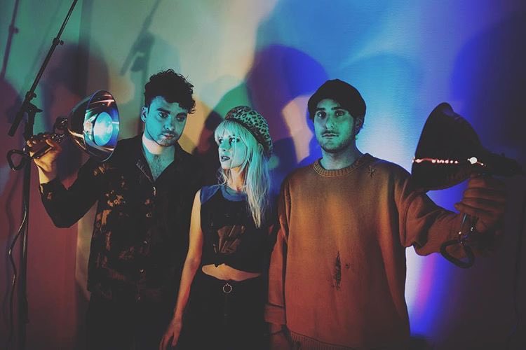 italiaparamore's tweet photo. New photo of Paramore, taken by @LindseyByrnes https://t.co/4BMEOIm1Bw
