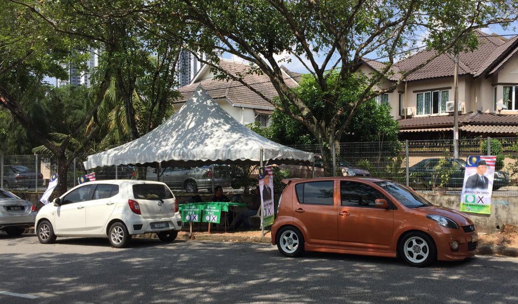 Bfm News On Twitter Barisan Nasional Pkr And Pas Tents Spotted Outside Smk Wangsa Melawati Campaigning Their Respective Wangsamaju Candidates It Is An Election Offence To Have Any Party Flag Or Logo