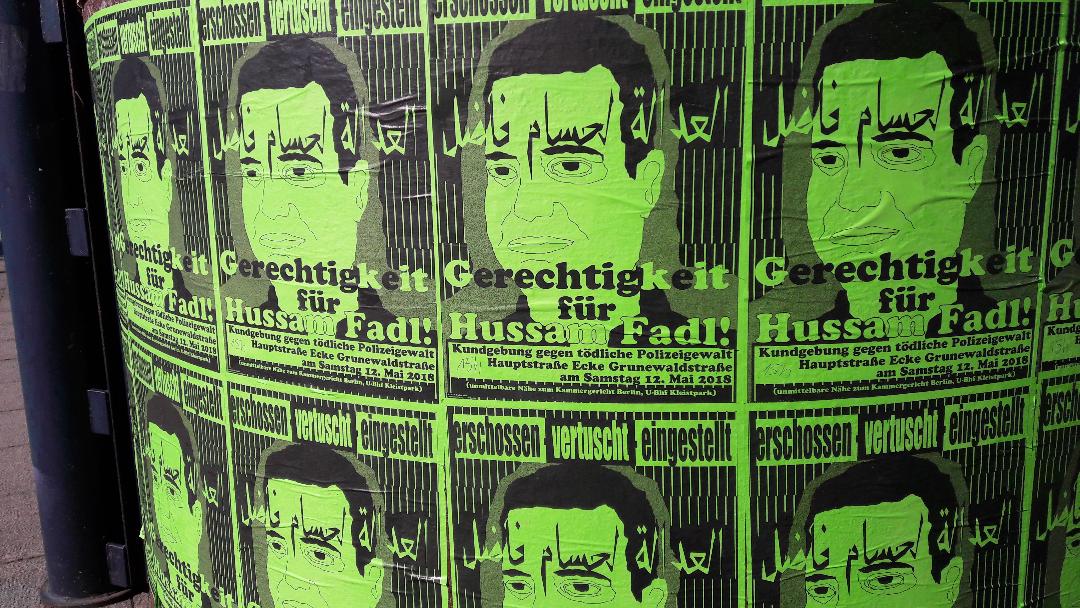 Die Poster zur Kundgebung tauchen langsam im Stadtbild auf... Nehmt euch gerne noch welche im Schwarze Risse mit und fordert mit uns Gerechtigkeit für Hussam Fadl am Samstag um 15 Uhr vor dem Kammergericht Berlin!