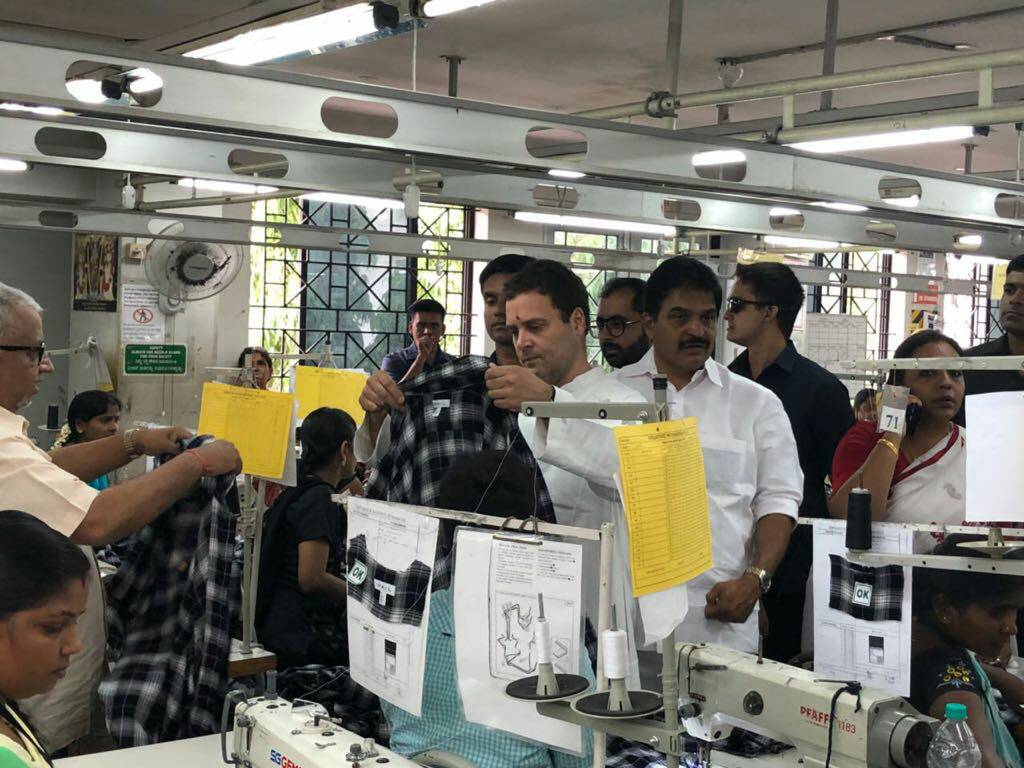 Congress President @RahulGandhi visits Creative Garment Factory in Krishna Nagar Industrial Area, Hosur Main Road. #JanaAashirwadaYatre #CongressMathomme