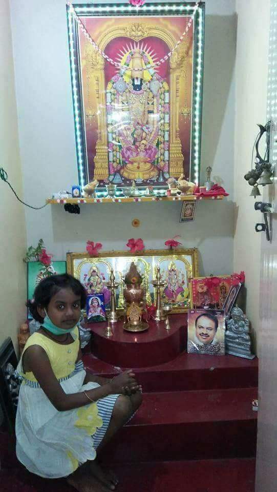 jdsyuvabrigade's tweet photo. ಮರು ಜೀವ ಕೊಟ್ಟ ಕುಮಾರಣ್ಣನವರನ್ನು ದೇವರ ಸಮನಾಗಿ ಪೂಜಿಸುತ್ತಿರುವ ಮಗು, ಕುಮಾರಸ್ವಾಮಿಯವರು ಗೆಲ್ಲಲಿ ಎಂದು ಆ ದೇವರಲ್ಲಿ ಪ್ರಾರ್ಥನೆ ಮಾಡ್ತಾ ಇದೆ, ನಿನ್ನ ಆಸೆ ಖಂಡಿತ ನೆರವೇರುವುದು ಪುಟ್ಟ  @hd_kumaraswamy #hdknextcm #JDS @nammahdk https://t.co/qNWP8XW4m1