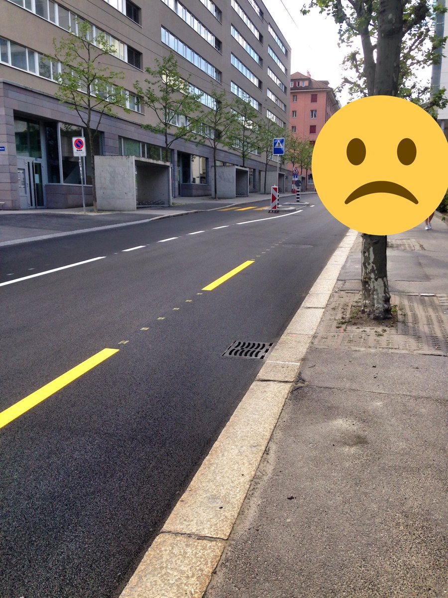 fri_velo's tweet photo. So sieht die Förderung des Langsamverkehrs in der Stadt Freiburg (CH) aus: wo genug Platz ist, wird ein wenig gelbe Farbe aufgemalt. Auch in der sanierten Av. de Beauregard kein zusammenhängender Velostreifen! https://t.co/z9NLWp1d0d