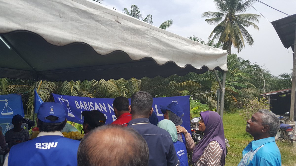 TheCyberway's tweet photo. Zahid Hamidi #UNDI #PRU14
#BaganDatuk #ZahidHamidiINternationalClub #informationsection #pru Parit 4 https://t.co/WdV32yguF2