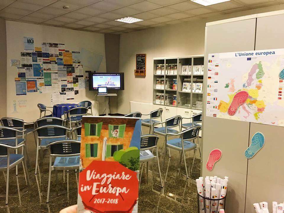 hshahtoy's tweet photo. 🇪🇺 #9maggio, Festa dell'Europa!! 🎊🎂🎉 Ti aspettiamo nel nostro ufficio di https://t.co/7ECBDMLIS0 Inghilterra 7 per festeggiare insieme! 🥂🍾 Vieni a prendere la cartina Viaggiare in Europa 2018 e gli altri gadget 🌎✈🚊

#9maggio #Europeday #HappyBirthdayEurope https://t.co/umuB1U5DEG