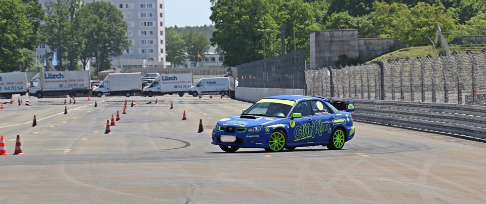 nuernberglife's tweet photo. Als Vorgeschmack auf die #DTM gab es den #ADACAutomobilRennSlalom am Wochenende. Quietschende Reifen, dröhnende Motoren und rasante #Autos.
https://t.co/pnoMmqjQVv
.@martin_cernan. .@GluhAlm. #MarcusKönig #Renntaxi #Autorennen #Auto #ADAC https://t.co/zoL2t4bMAb