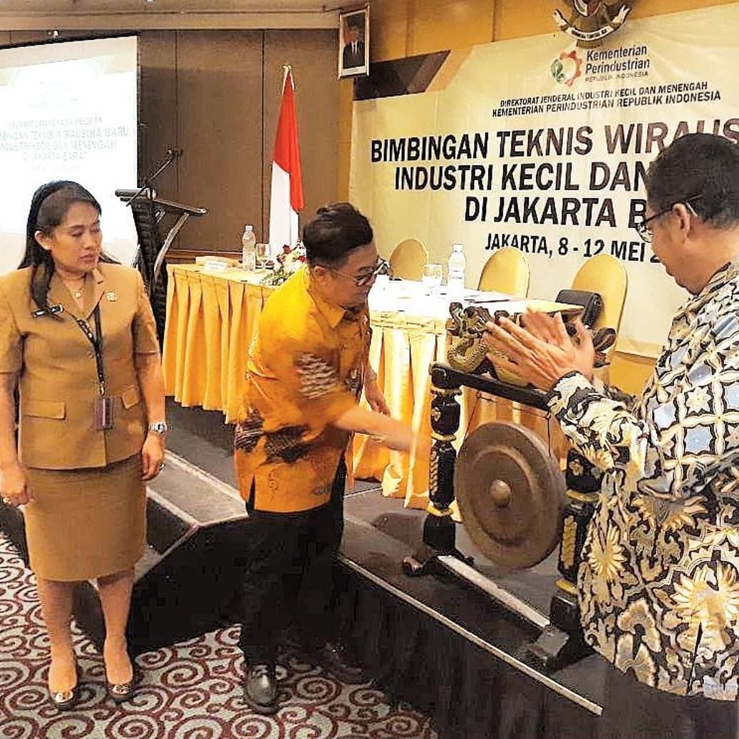 DermagaGaul's tweet photo. Membuka acara peresmian pelatihan bimbingan teknis wirausaha industri kecil dan menengah di jakarta barat hari ini tanggal 09 Mei 2018 secara simbolis di ketuk dan di sahkan oleh Bpk. #DarmadiDurianto anggota DPR RI KOMISI VI FRAKSI PDI PERJUANGAN 

#Darmadiduriantopeduli https://t.co/rsShJMiESR