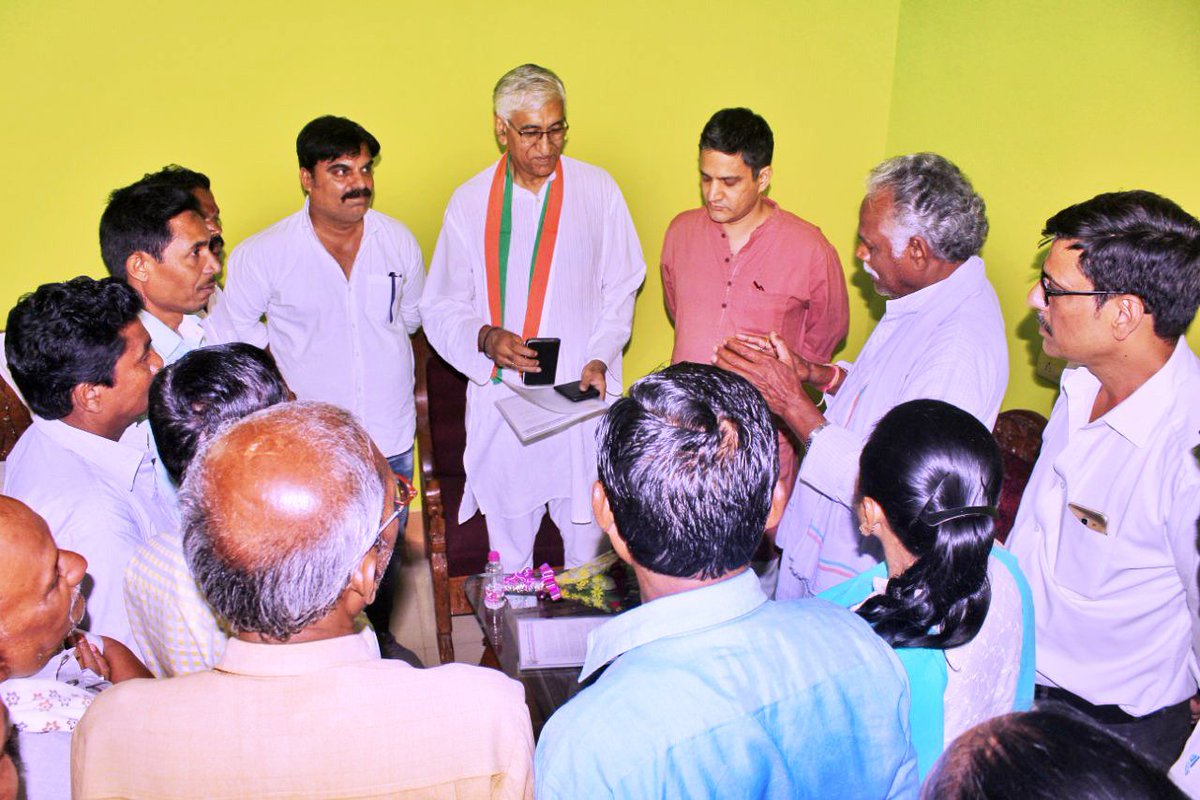 TS_SinghDeo's tweet image. Ardent exchange of ideas with Chamber of Commerce members and  the Fishermen Association for the #JanGhoshnaPatra initiative. Happy to see the clarity of objectives being duly reflected in the proposals for the campaign!
#आपका_विकास_आपके_हाथ