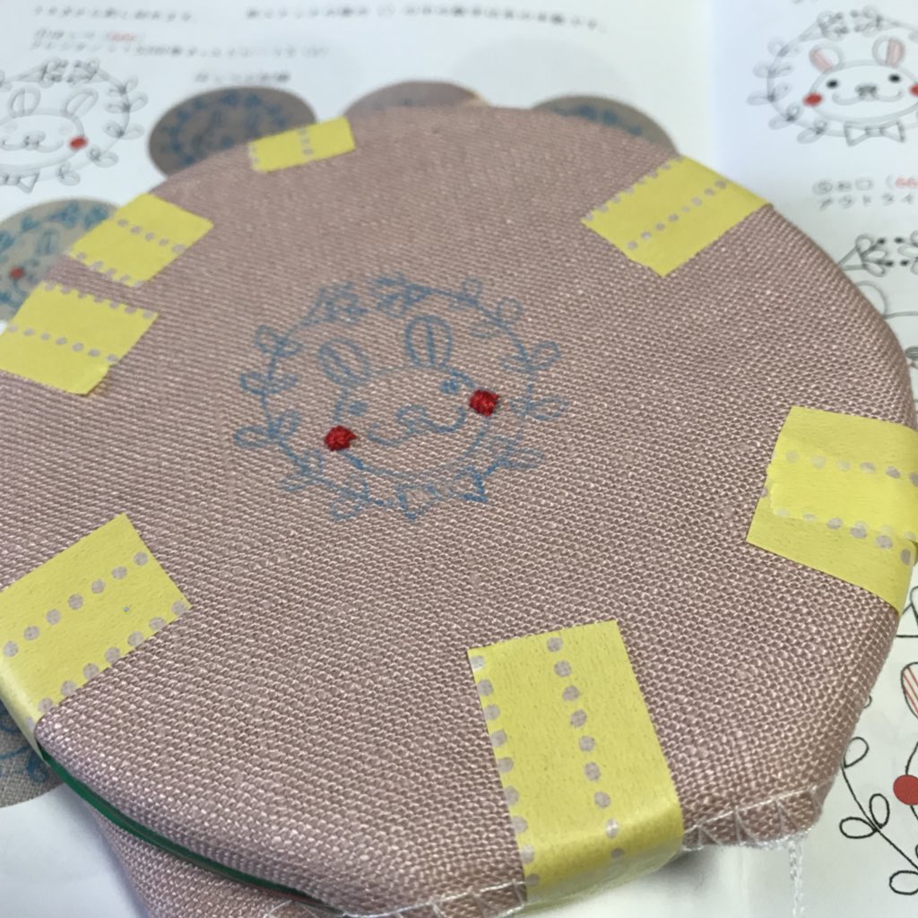 けろ Auf Twitter 小さい布に刺繍しようと思ったけど刺繍枠 木の輪っか的な がないし買うと高いしな と話してたらお友達が6pチーズの箱でいいじゃん あげるよってくれたww
