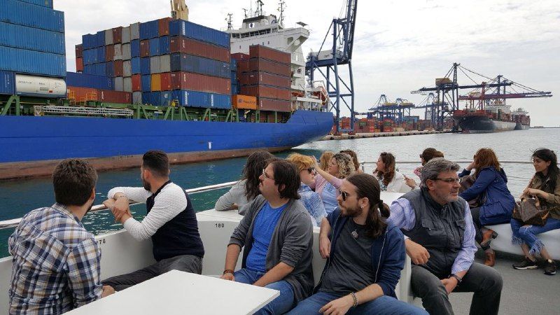 EmpresariosFEDA's tweet photo. Alumnos del curso de Comercio Internacional de #FEDAFormación Subvencionada han visitado el Puerto de Valencia para conocer las funciones de la aduana en la importación y exportación de mercancías, los tipos de empresas que operan en los puertos, así como los procesos aduaneros. https://t.co/ajRBqKhA5K