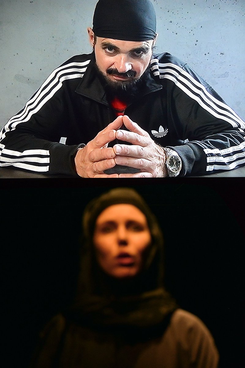 WLT_Theater's tweet image. Ein Leben mit neuer Identität, fernab von der Familie?
Anna Erelle hat ihre Geschichte in "Undercover Dschihadistin'" aufgeschrieben. Nun wird unsere interkulturelle Produktion mit Theaterseminar von der Landeszentrale für politische Bildung NRW angeboten. bit.ly/2wzcVTl