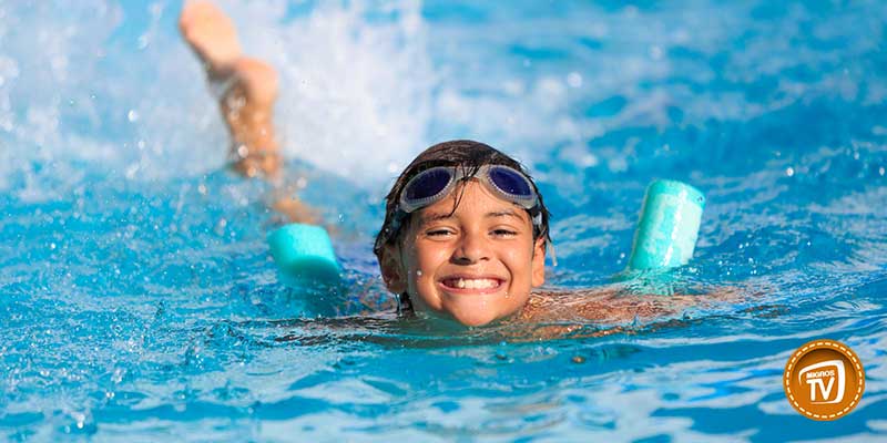 Migros_Turkiye's tweet photo. Yüzmenin yazı kışı olmaz. 
🏊🏻‍ Metabolizmayı dinç tutar, 
🏊🏻‍ Kemikleri güçlendirir, 
🏊🏻‍ Tüm kaslarınızı çalıştırır,
🏊🏻‍ Yaşlanmayı geciktirir. 
Daha fazlası MigrosTV’de! 👉🏻 https://t.co/GaBZHJwZqB
#SağlıklıYaşam #NelerOluyor https://t.co/R8oLyYmANA