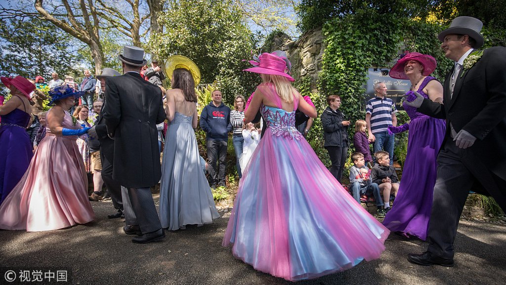 ChinaDaily's tweet photo. People dance and celebrate Flora Day in #Helston, Cornwall, England. The annual Flora Dance is one of the UK's oldest customs and is said to be a celebration of the passing of winter and the arrival of spring. #FloraDay2018 (Photo: VCG) https://t.co/WPPXtGdiLj