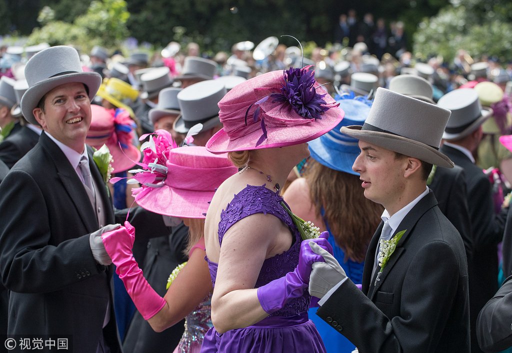 ChinaDaily's tweet photo. People dance and celebrate Flora Day in #Helston, Cornwall, England. The annual Flora Dance is one of the UK's oldest customs and is said to be a celebration of the passing of winter and the arrival of spring. #FloraDay2018 (Photo: VCG) https://t.co/WPPXtGdiLj