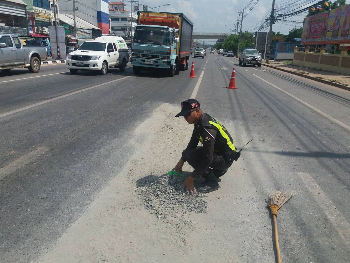 police_dkt's tweet photo. ตำรวจไทยทำได้ทุกอย่าง
 ตำรวจด่านขุนทด ทำความสะอาดพื้นถนน(รถบรรทุกทำเศษหินตกบนพื้นถนน)เพื่อป้องกันอุบัติเหตุ  ทำด้วยใจบริการ
@PoliceRegion3 @korat_police @tri333 @fm91trafficpro https://t.co/KR1eQqWQlr