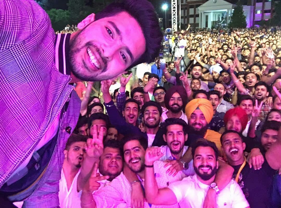 Hetal22patel's tweet photo. Picture of the day♡
Boys✌
.
.
#MaleFans 🙌 https://t.co/9TENeRvwZ1