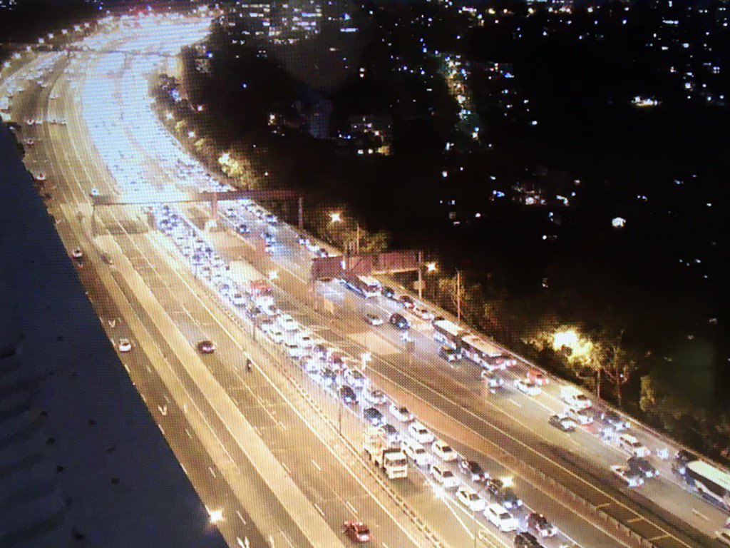 PaulKadak's tweet photo. #Traffic alert: bus breakdown in #EasternDistributor @ #MoorePark has traffic crawling back to #NorthSydney. #7News https://t.co/d7puIMEwiU