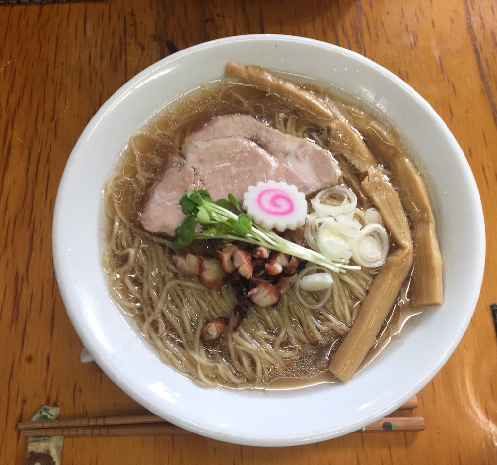 ponkichi15jp's tweet photo. 麺酒処 ふくろう@戸塚
限定 はまぐり×干しタコ
ミックス 塩ダレ＋醤油タレ
干しタコ🐙の香りからはまぐりの旨味サイコー👌
すげ〜旨い😋🍜👍👍👍 https://t.co/9dw2hf8yU0