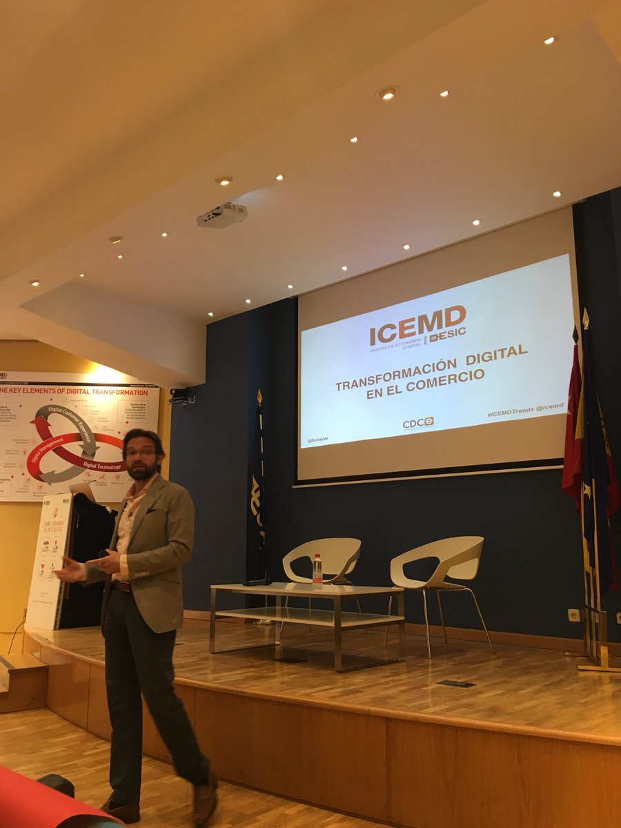 WREAMAPP's tweet photo. Empezamos el dia con @benayas y el estudio que ha realizado @icemd sobre la #transformaciondigital en el comercio!💪🏻 #wreamlearnings #startup #wreamapp.com https://t.co/tQAiJqGS4C