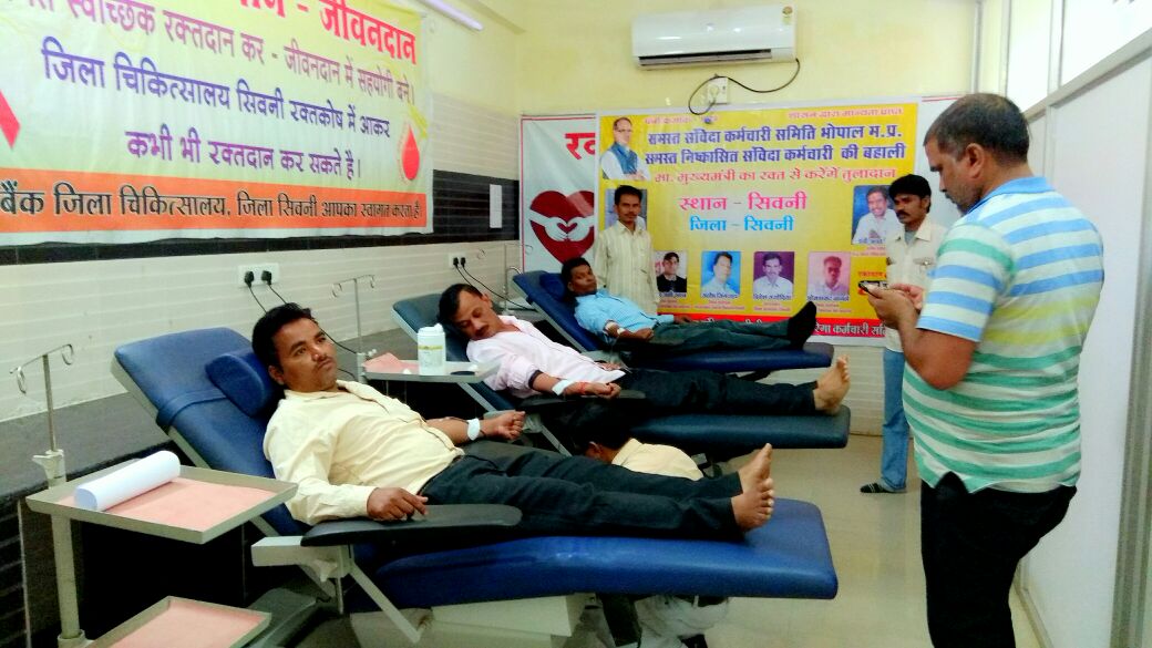 ssksujjainmp1's tweet photo. आदरणीय @ChouhanShivraj  जी आपने हम संविदास्वास्थ्यकर्मी की 8 से 10 साल की सेवा के बाद नॉकरी से निशकासितत करने वाले फैसले को बदलकर हमे पुनः अपनी नोकरी(सेवा) में बहाल करने की कृपा करिये,
देखिये आपको अपने रक्त से तोलने की तैयारी महापंचायत में समस्त #निष्कासितों_को_बहाल_करो 
@BJP4MP https://t.co/LZsTBVwMmF