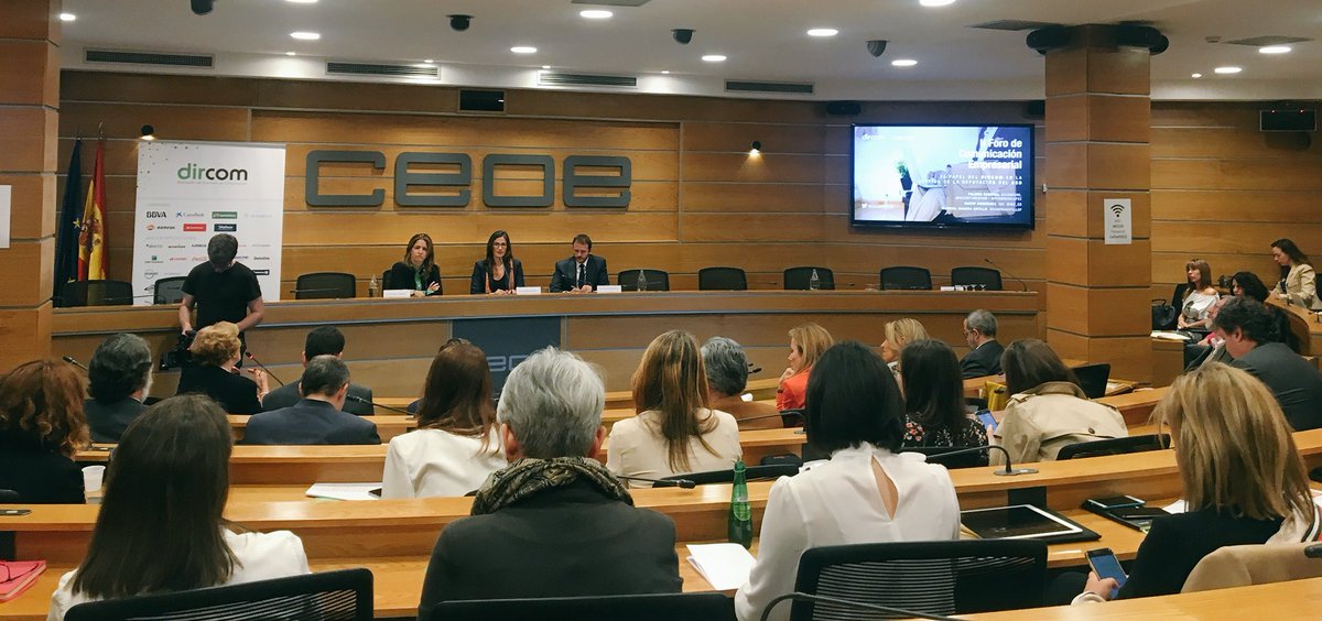 CEOE_ES's tweet photo. .@NachoRdzVelasco #dircom de @ING_es en el Foro #DircomCEOE habla sobre el papel del dircom en la gestión de la reputación del CEO destacando la importancia de la confianza y de compartir la información desde el principio. https://t.co/xLYbqOjpLW