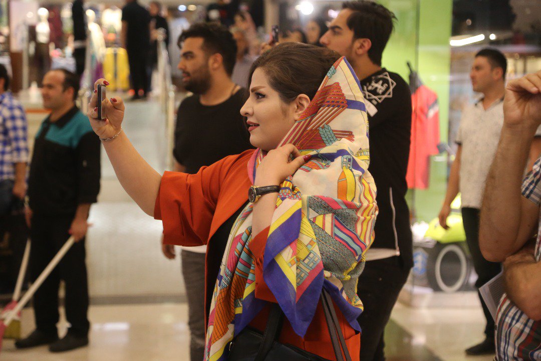 Damascus_Time's tweet photo. This is how people freak out to the fake ISIS stunt in a crowded mall in Tehran. #Damascus_Time https://t.co/5p0OwaPFmx