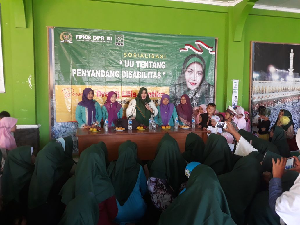 Sebagai wakil rakyat tentunya penting memberikan pemahaman yang utuh tentang UU penyandang Disabilitas ini terhadap masyarakat umum, supaya tumbuh kesadaran bersama untuk sama-sama mengawal dan mengawasi implementasi UU ini di lapangan.<a href="/didisuhrowardi/">didi suhrowardi</a> <a href="/wildatus86/">wilda tusururoh</a> @acepkh26