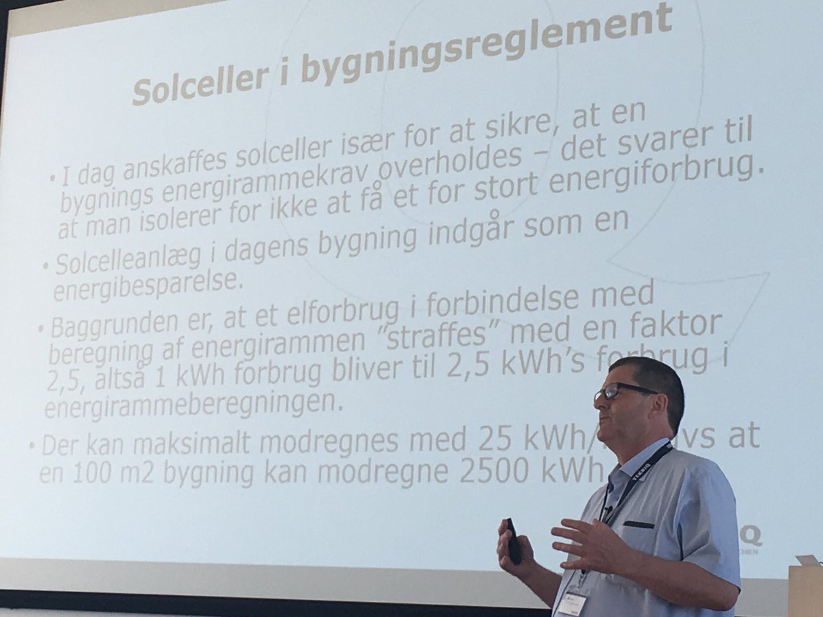 MariaRaskHetoft's tweet photo. “Indenfor kort tid vil bygningsintegrerede solceller have samme pris som et almindeligt tag” siger @Sorenrise ved @Tekniqdk’s solcellekonference. Der er derfor ingen grund til at være solcelleforskrækket #dkpol #dkgreen #dkenergi https://t.co/UurWgwSTko