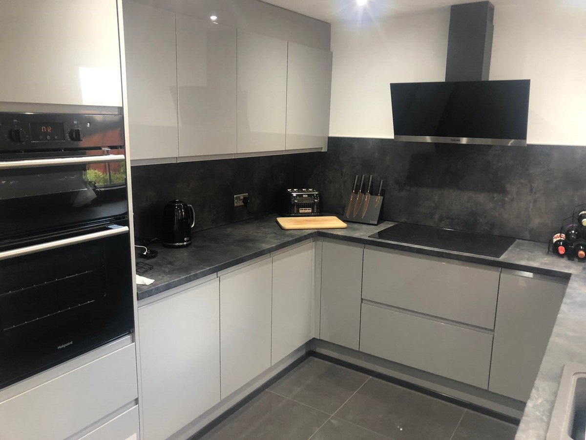 TurnbullCoLtd's tweet image. Another day, another happy customer 👌 We love this modern #Handleless look in the Sheraton J-Pull Gloss Grey. #Kitchen #English #Modern #Handlelesskitchen #Gloss #Turnbull #Sleaford #Lincolnshire #Kitchenrenovation
