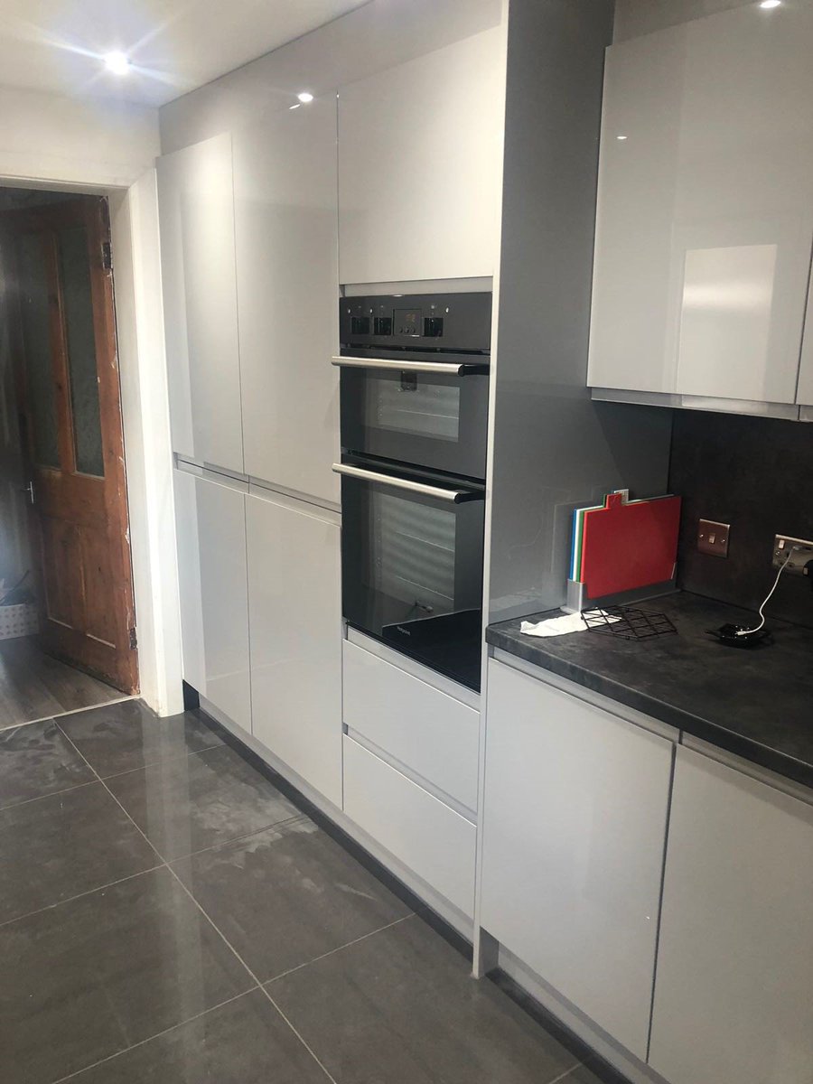 TurnbullCoLtd's tweet image. Another day, another happy customer 👌 We love this modern #Handleless look in the Sheraton J-Pull Gloss Grey. #Kitchen #English #Modern #Handlelesskitchen #Gloss #Turnbull #Sleaford #Lincolnshire #Kitchenrenovation