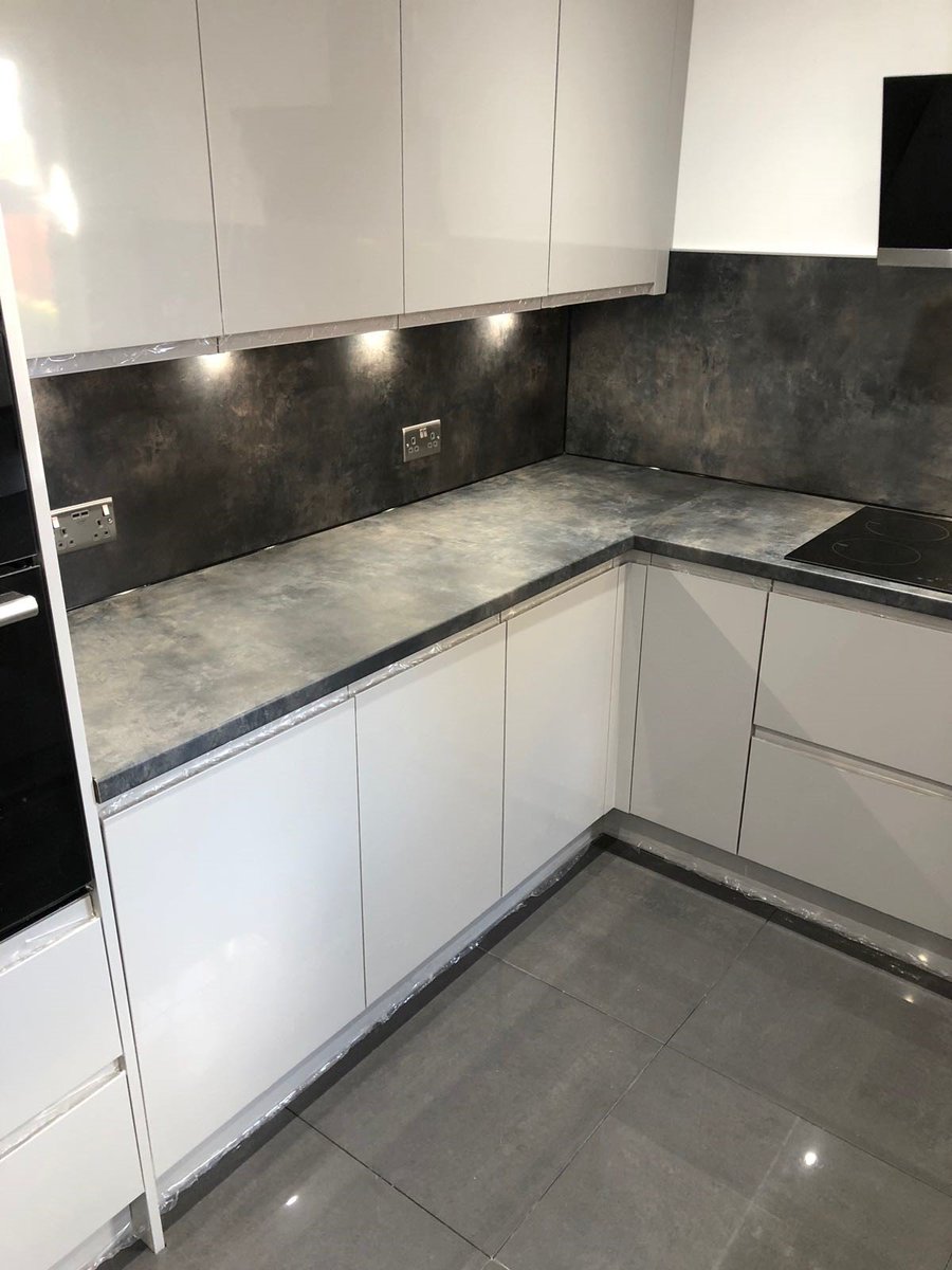 Another day, another happy customer 👌 We love this modern #Handleless look in the Sheraton J-Pull Gloss Grey. #Kitchen #English #Modern #Handlelesskitchen #Gloss #Turnbull #Sleaford #Lincolnshire #Kitchenrenovation