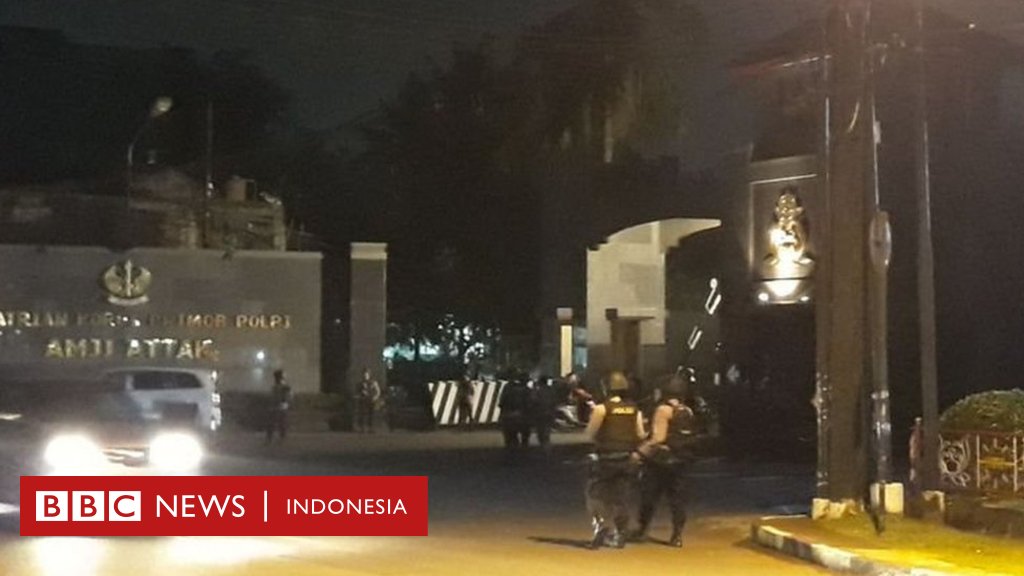 BBCIndonesia's tweet photo. BREAKING NEWS: Polisi membenarkan, lima anggotanya tewas, dan seorang polisi masih disandera terpidana teroris dalam kerusuhan di Mako Brimob. Seorang napi teroris ditembak mati. https://t.co/4oiJmHi9Uq https://t.co/WRDyNXpbYq
