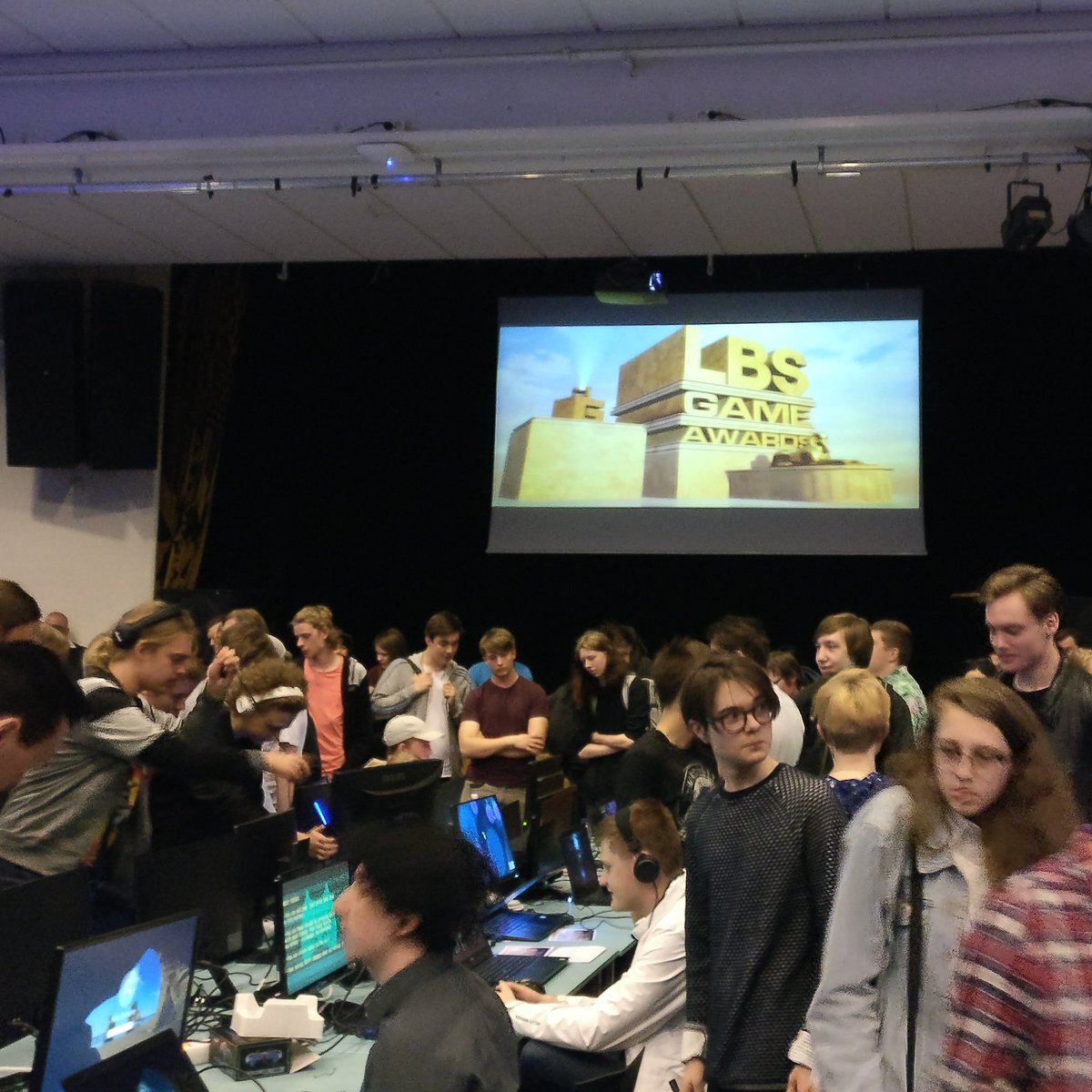 Nu rullar det på med LBS Linköping och #lbsgameawards.

#lbskreativa #gamedev