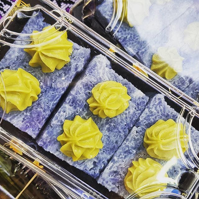 jackiemsydney's tweet photo. Beautiful Malaysian kuihs (snacks) consisting of sticky rice squares infused with blue pea flower extract, topped with kaya (coconut and pandan jam). These were made by Sydney-based Malaysian caterer Rita Enar ♥️ #malaysianfood #malaysiancook #asianc… https://t.co/M58dWgm33z https://t.co/6fiqPynCTC