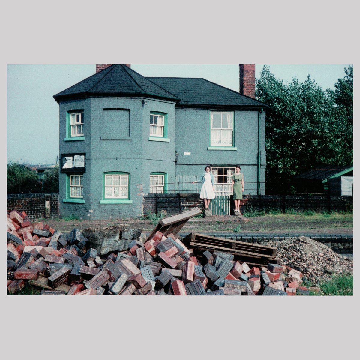 LiveMem_Project's tweet photo. 'I was born in a Toll House by the canal. The house was getting on for a hundred years old when I was born, but only two families had ever lived in the house before us and the house eventually, it was set on fire so it was pulled down.' - Ruth Collins

https://t.co/HtR6i9yNTp https://t.co/y2UcxaQTjs
