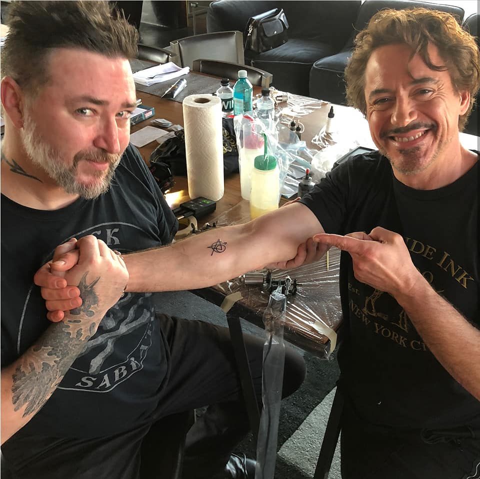 Ch3Plus's tweet photo. Robert Downey Jr #IronMan/Jeremy Renner #Hawkeye/Chris Hemsworth #Thor และ Sacarlett Johansson #BlackWidow รวมตัวกันไปสัก #Avengers รุ่นแรก สังเกตุดีๆ รอยสักนี้แสดงรูปแบบสัญลักษณ์ของแต่ละคนไว้ชัดเจน เรียกได้ว่าเป็นมากกว่าเพื่อนร่วมงานจริงๆนะทีมนี้😊
#MelloThailand #MelloUpdate https://t.co/EwEJzp0An0